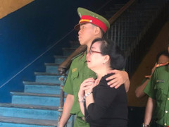 Viên cảnh sát trẻ ôm vai trấn an bà trùm ma túy khi nghe án tử