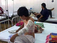 Cha phóng hỏa đốt nhà, 2 mẹ con ôm nhau cháy như đuốc