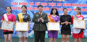 Lộ diện ‘Hoa khôi sân cỏ C500’ xinh đẹp, tài năng