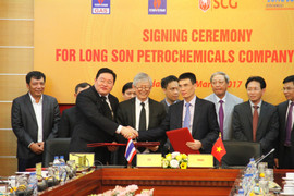 Tập đoàn Dầu khí ký kết nhiều văn kiện quan trọng của Công ty Hóa dầu Long Sơn