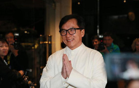 Thành Long mở tiệc thâu đêm, nổi giận khi bị hỏi về bồ cũ và con gái