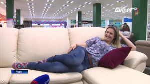 Việc nhẹ lương cao: Ngồi thử sofa, kiếm 1.000 USD/tháng