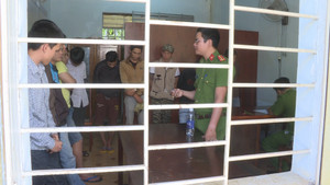 Nhóm thanh niên vừa chơi game vừa 'đập đá'