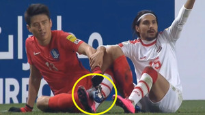 Dây giày mắc vào nhau, 2 cầu thủ ngồi bệt trên sân cầu cứu