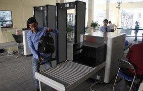 Phải kiểm tra an ninh trước khi vào UBND TP.HCM