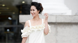 Hoa hậu Dương Thùy Linh xuống phố điệu đà, nữ tính