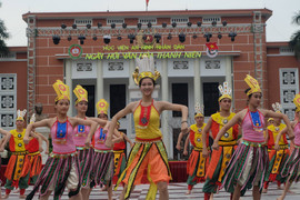 Hoa khôi Học viện An ninh xinh đẹp diễn kịch, nhảy dân vũ sôi động