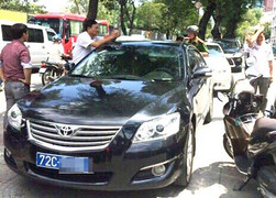 Ông Đoàn Ngọc Hải âm thầm lái xe riêng đi vi hành, xử lý 5 xe biển xanh