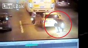 Xe máy trượt trên mặt đường tóe lửa, người điều khiển cháy như đuốc