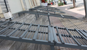 Bậc tam cấp vươn dài, trắng trợn ‘cướp’ vỉa hè ở TP.HCM