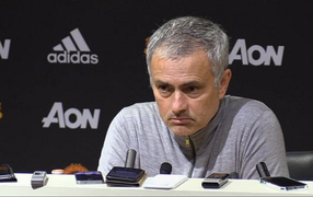 Mourinho mắng phóng viên: 'Tôi cười với HLV West Brom thì làm sao?'