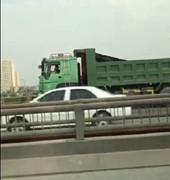 Clip: Phẫn nộ nhìn tài xế xe tải 'hồn nhiên' đi lùi trên đường cao tốc