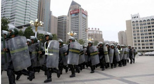 Trung Quốc cấm để râu, che mặt ở Tân Cương