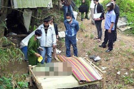 Bố bị giết rồi giấu xác, con trai 4 tuổi đi tìm chết thảm bên bờ suối