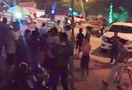 Đang ngồi uống nước, bị 3 kẻ lạ mặt đi ôtô nã đạn vào người