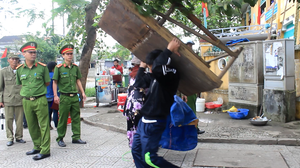 Dẹp ‘cướp’ vỉa hè ở Huế: Dân tự động di dời những vật dụng lấn chiếm