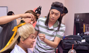 Hoài Linh ân cần hóa trang cho MC Thanh Bạch