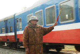 Người cựu binh già 12 năm thầm lặng gác chắn đường sắt không lương