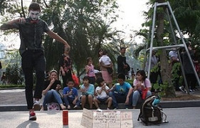 Ông Tây làm xiếc bên Hồ Gươm kiếm tiền đi vòng quanh thế giới