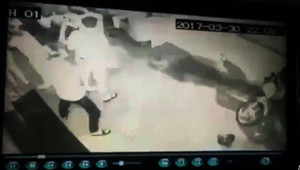 Camera ghi lại hình ảnh thiếu nữ bị 20 thanh niên truy sát, cắt tai ở Sài Gòn