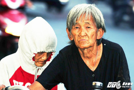 Xót xa mẹ già 80 tuổi đẩy xe chở con gái tật nguyền đi khắp Sài Gòn nhặt ve chai