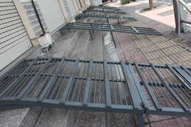 Video: 'Ma trận' bậc tam cấp trắng trợn 'cướp' vỉa hè ở TP.HCM