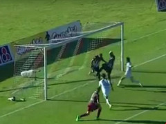 Video: Ghen ăn tức ở, cầu thủ trắng trợn cướp bàn thắng của đồng đội