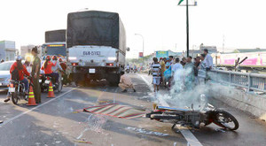 Bé trai bị văng từ xe máy vào bánh xe tải chết thương tâm