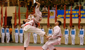 Chiến sĩ công an trẻ biểu diễn Karatedo đều tăm tắp, không một động tác thừa