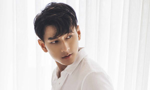 Isaac ‘đốn tim’ fan với hình ảnh vụng về làm bánh trong bếp