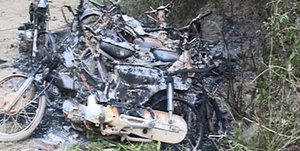 'Lâm tặc' thản nhiên gom 9 xe máy của đoàn kiểm tra rừng rồi đốt