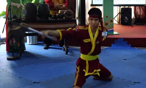 Ngả mũ trước bài múa rìu của võ sinh dị tật 2 chân 1 tay