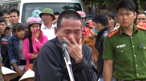 Bị cáo khóc nức nở khi nghe tòa tuyên án 10 năm tù