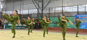 Nữ sinh Cao đẳng Cảnh sát nhân dân I biểu diễn võ ngành đẹp mắt