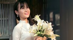 Nữ sinh Học viện An ninh khoe vẻ đẹp tinh khôi bên hoa loa kèn