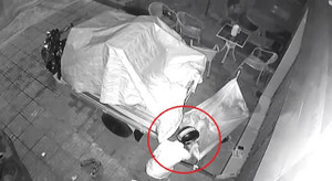 Trộm rình lấy điện thoại, bị người đàn ông dọa 'sợ chết khiếp'