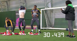 Video: Cầu thủ Arsenal thi cởi quần áo nhanh