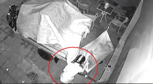 Video: Ngủ quá say, để trộm vào tận 'giường' lấy điện thoại