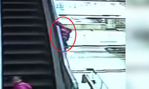 Bé trai bị thang cuốn Tân Sơn Nhất kéo gần đứt cổ tay