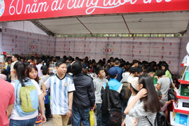 Sinh viên Thủ đô chen chân tìm sách quý trong ‘Hội sách Việt Nam lần thứ 4’