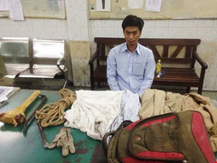 Tên trộm ngủ quên sau khi phá tường, đục két sắt