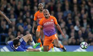 Lộ bằng chứng Diego Costa đạp vào người Vicent Kompany