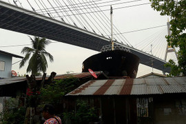 Tàu hàng hơn 3.000 tấn Việt Nam leo bờ, đâm nát nhà dân Thái Lan