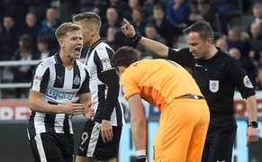 Video: Không thể tin nổi, trọng tài Anh sai lầm tệ hại thế này