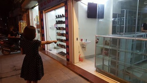 Vợ cũ ‘bốc họ’, chồng bị giang hồ mang dao kiếm đến siết nợ