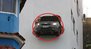 Bi hài cảnh ô tô đâm xuyên gara, suýt bay ra ngoài