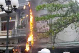 Hàng loạt cột điện liên tiếp phát nổ ở Quảng Ninh