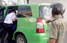 Tè bậy vào xe taxi, người đàn ông bị 2 tài xế đánh nhập viện