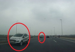 Truy tìm 5 ô tô ngang nhiên chạy ngược chiều trên cầu Nhật Tân