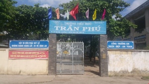 Giảng viên cao đẳng xông vào trường tiểu học tụt quần học sinh